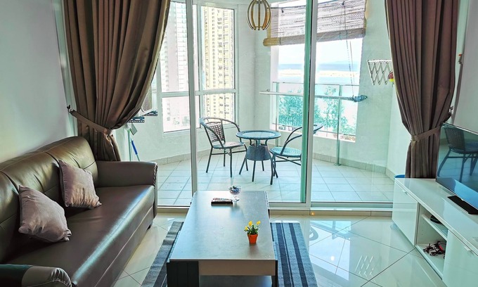 Downtown George Town Apartment | Cozy Seaview Homestay with Kitchen in Gurney, Penang