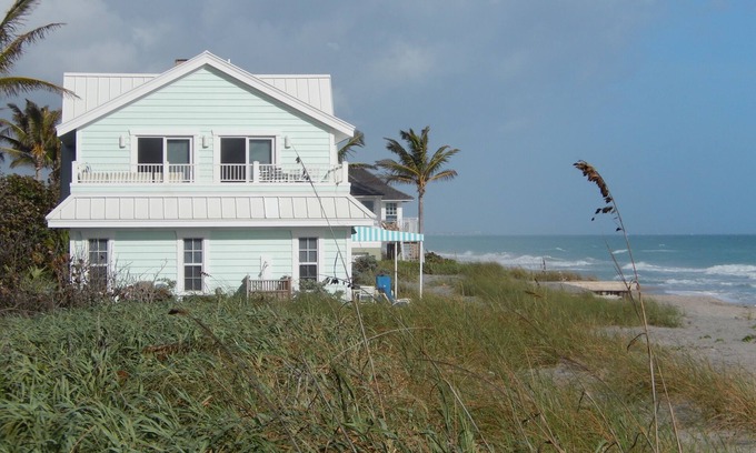 Hobe Sound House | Secluded Beach House Retreat on Prestigious Jupiter Island