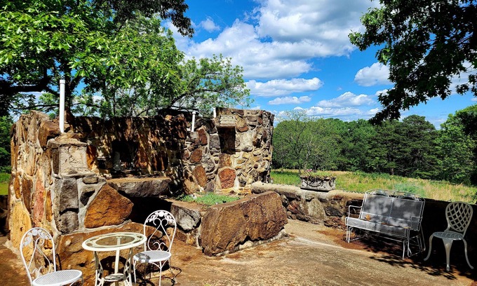 Omaha Cottage | Secluded Cottage with Private Patio and Scenic Hiking Trails