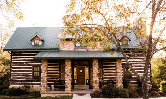 Wright City Cabin | Idyllic Log Home Retreat with Pool & Breakfast in Nature