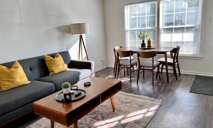 Lake Bluff Apartment | Cozy Self-Contained Apartment in Downtown Lake Bluff