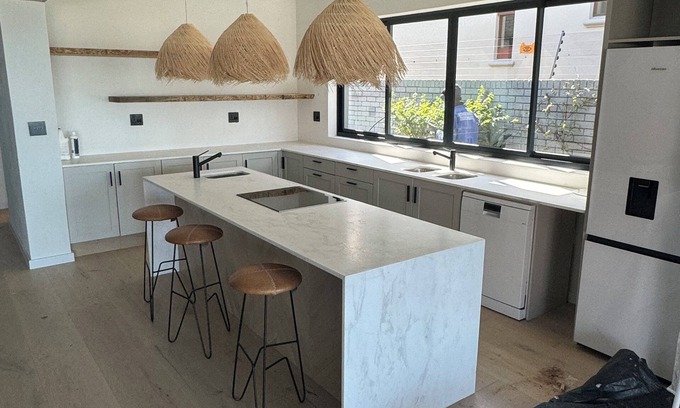 Westcliff Apartment | Beautiful self contained apartment minutes walk to cliff path central Hermanus,