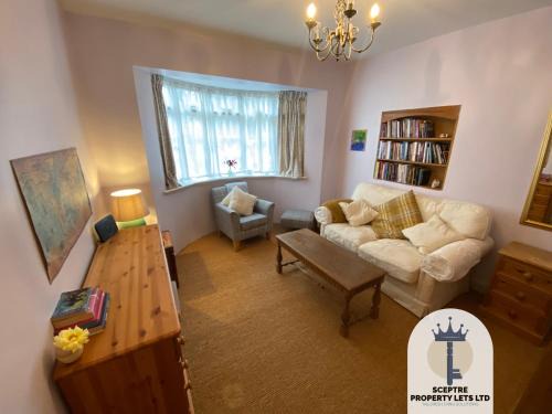 Hillingdon House | Elegant Self-Contained Cottage Perfect for Families