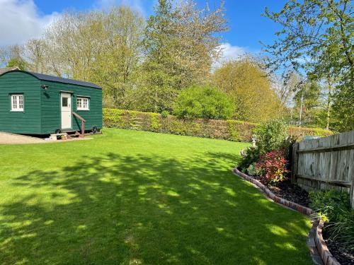 Weedon Lois House | Highly Rated Shepherd's Hut - Ideal for Families