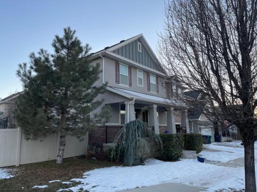 Sandy House | Beautiful Single Family Home in Sandy