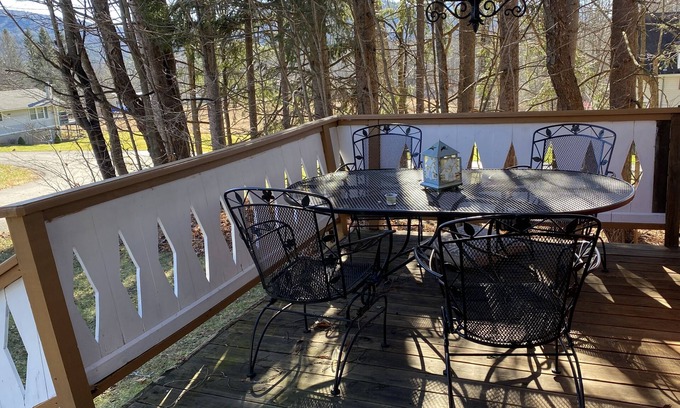 Tannersville Ski Chalet | Inviting Chalet for Skiing and Hiking Adventures, Sleeps 20