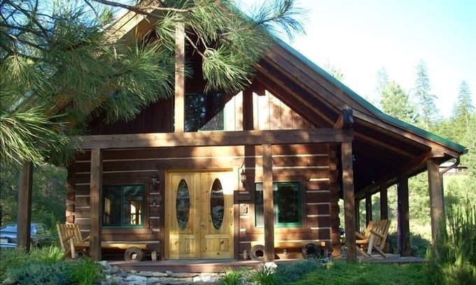 St. Regis Cabin | Idyllic Sloway Cabin by the Clark Fork River - Rated 10/10
