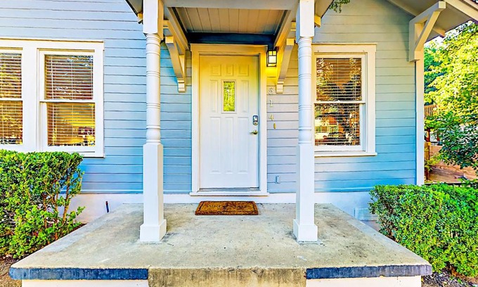Bouldin House | Delightful Retreat at Beautiful South - Family & Pet Friendly