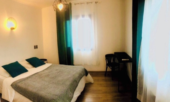 Pont-Saint-Esprit Bed & Breakfast | Inviting Room with Bar Restaurant & Family-Friendly Amenities