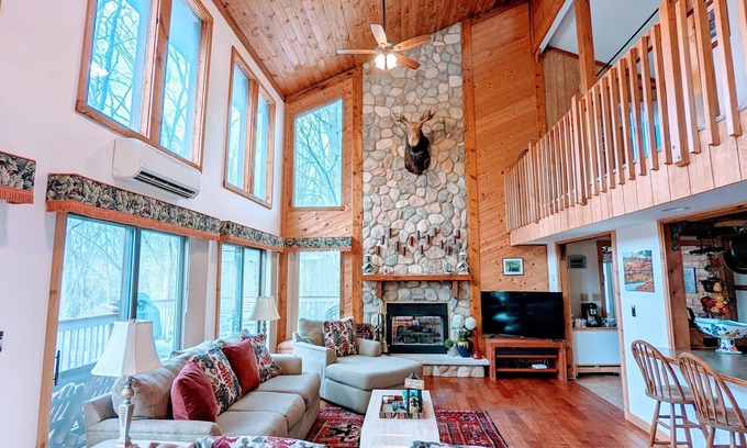 Bushkill Cabin | Inviting Poconos Cabin with Pool Table & Close to Skiing