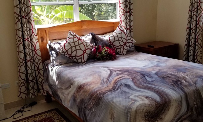 Cockburn Town Apartment | Cozy One Bedroom Unit with Ocean View and Breakfast Included