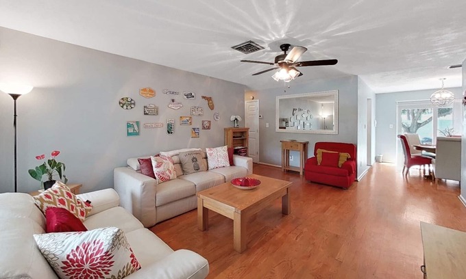Shore Acres House | Beautiful, Spacious Home10 min to Downtown in Great Neighborhood!