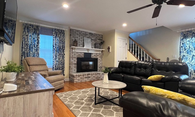 Moline House | Pet-Friendly Retreat in the Heart of Moline - 10/10 Rated