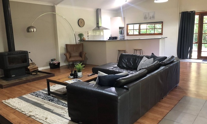 Cheshunt Apartment | Idyllic Apartment Amidst Botanical Gardens with Pool & Spa