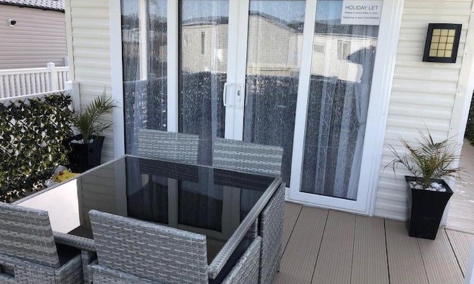 Lydd-on-Sea House | Inviting Holiday Home with Ocean View at Romney Sands