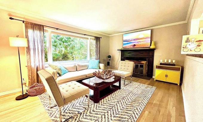 Stamford House | Inviting Downtown Stamford Home: Pet-Friendly & Spa Amenities