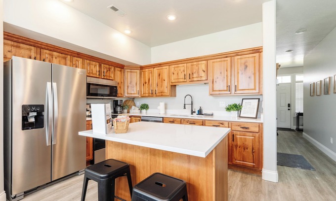 Providence House | Immaculate 3 BR Townhome with Pool and Ocean Views!