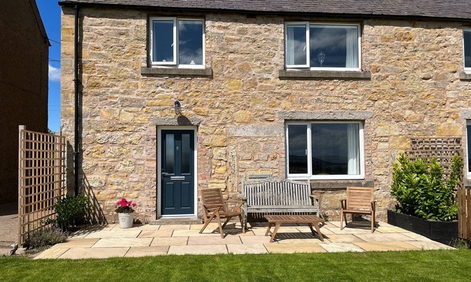 Berwick-upon-Tweed Cottage | Idyllic Stone Cottage on Northumbrian Coast with Breakfast