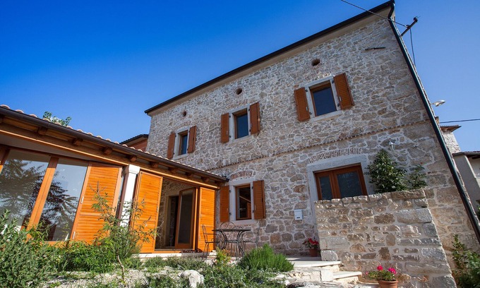 Dracevac House | Charming Istrian Cottage with Oceanfront Pool & Spa