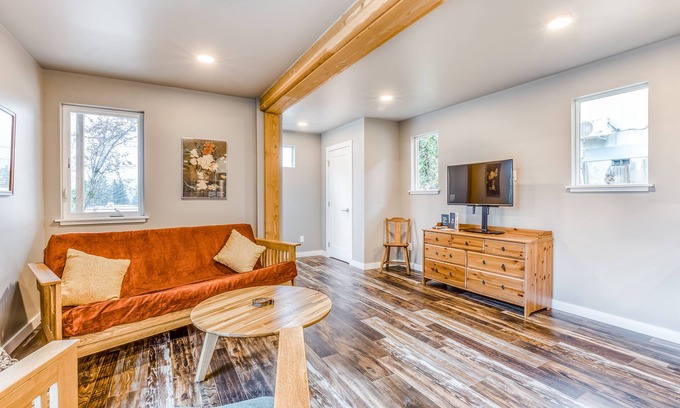 Cascade Locks House | Inviting Container Home with Columbia Gorge Views & Spa