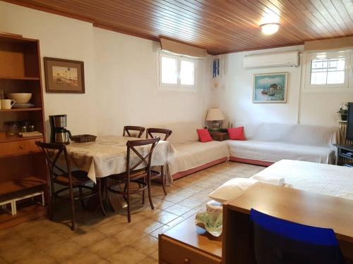 Glyfada Apartment | Affordable Studio Retreat in Glyfada - Family-Friendly Stay