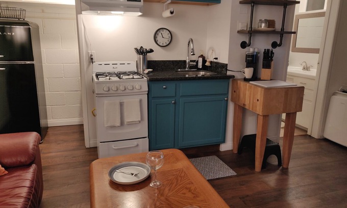 Oleander - Sunset Apartment | Cozy Studio with Private Yard and Fast WiFi Access