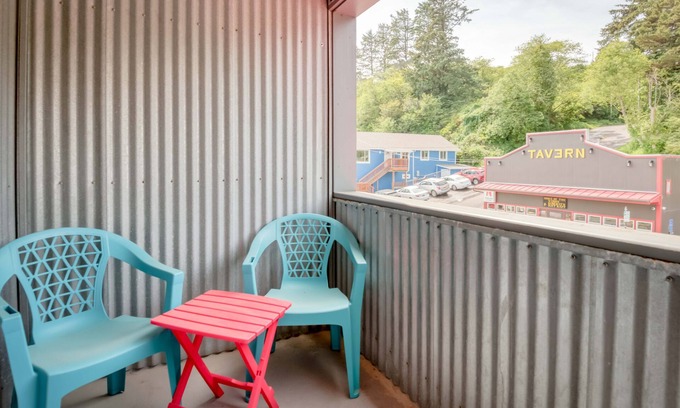 Historic Bayfront Apartment | Cozy Studio with Fireplace Steps from Newports Bayfront