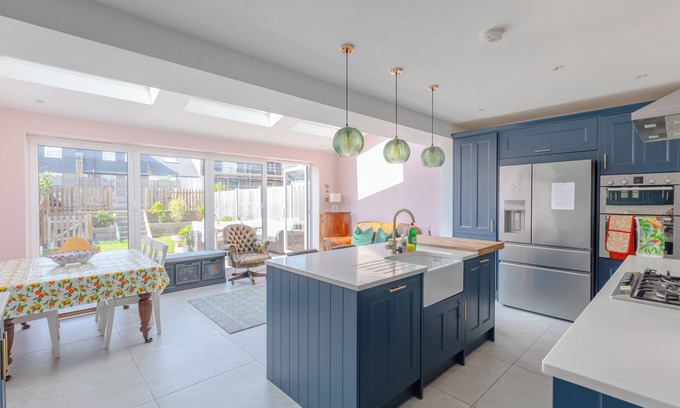 Earlsfield Apartment | Stylish 4BD Family Home with Spa & Breakfast in Wimbledon
