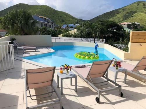 Cul de Sac House | Elegant Suite with Ocean View, Pool Near Paradise Island