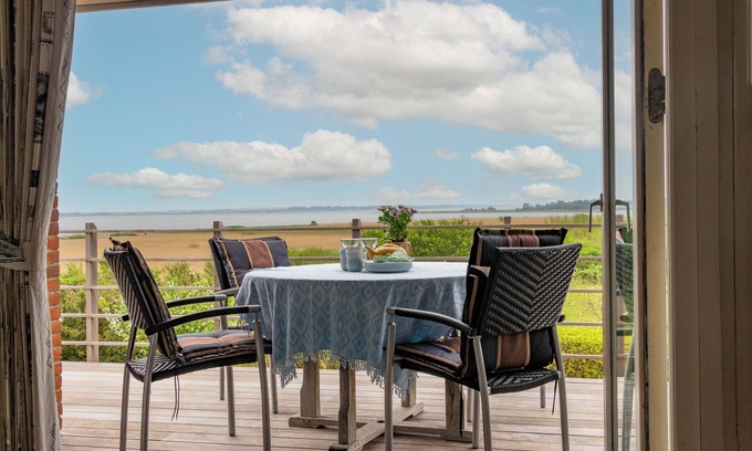 Ronbjerg Cottage | Delightful Summer House for 6 with Limfjord Views