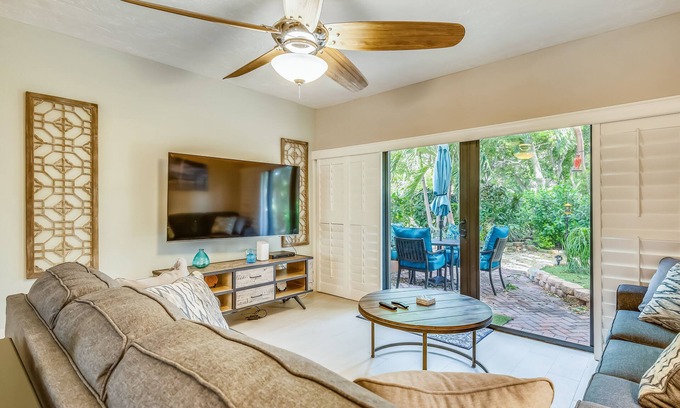 Islamorada Condo | Bright Beachside Retreat with Pool, Tennis & Marina Access