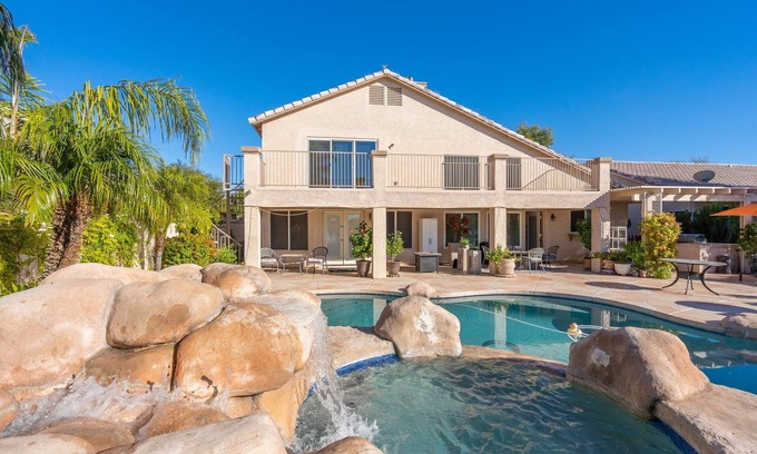 Garden Lakes Estates House | Scenic Lakehouse with Heated Pool and Jacuzzi, Rated 10/10