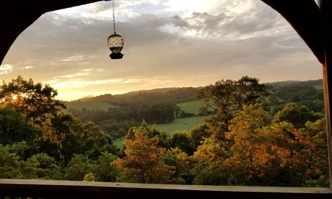 Vesta Cabin | Experience Breathtaking Sunsets at Our Family-Owned Hotel