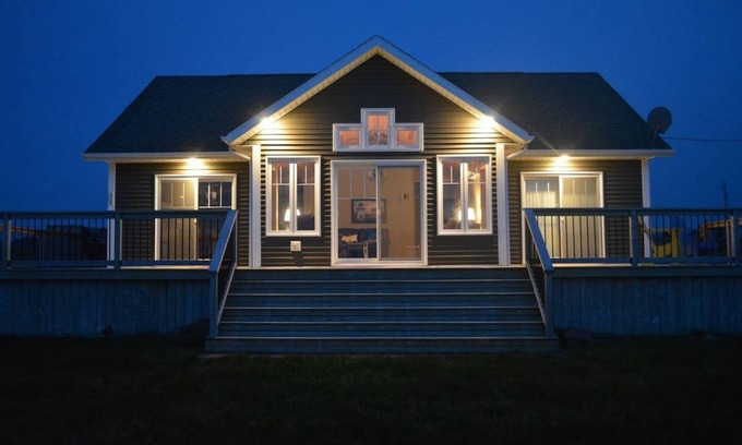 Clinton Cottage | Unforgettable Sunsets in Clinton with Ocean View Amenities