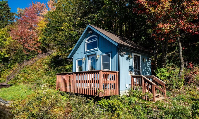 Eden Mills Cottage | Inviting Teeny Tiny Cottage on Lake Eden with Scenic Views