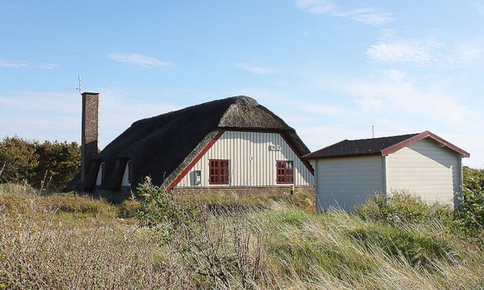 Sondervig House | Idyllic Thatched House with Oceanfront Pool & 10/10 Rating