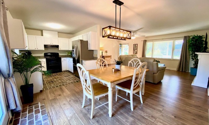 Kings Grant House | Cozy Three-Bedroom Home Steps from the Beach