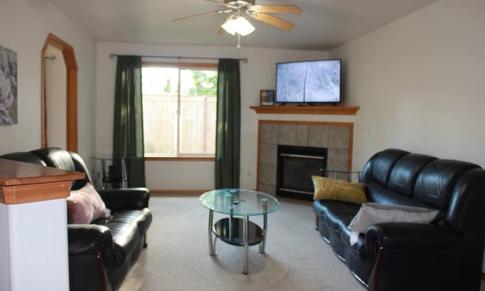 Everett Villa | Spacious Three-Bedroom Ground Level Home with Kitchen