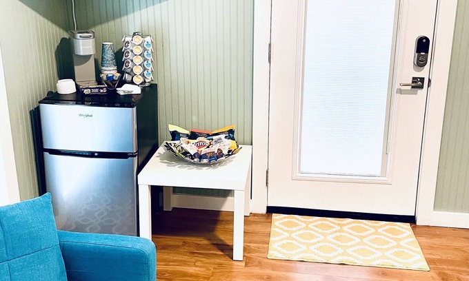University Hills House | Lake View Tiny House: Guest Rated 10/10 with Pool Access