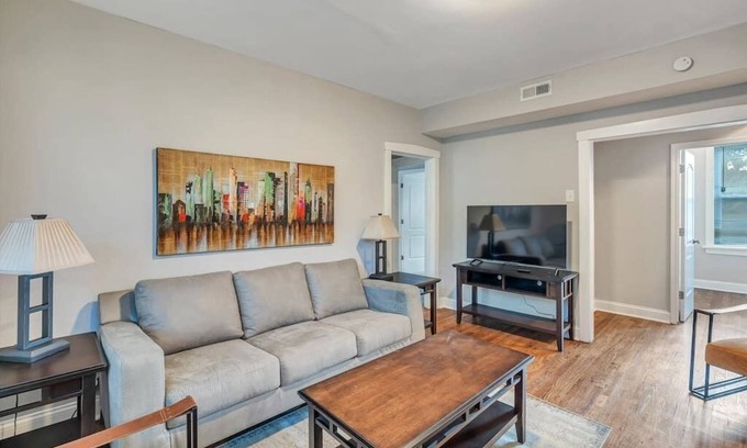 Tower Grove South Hotel | Inviting Tower Grove Unit with Kitchen and Breakfast Included