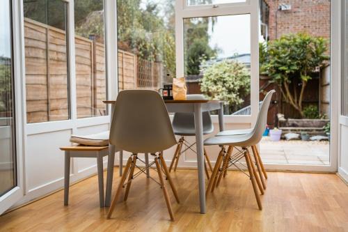 Bournemouth House | Inviting Town House with Private Garden and Child-Friendly Amenities