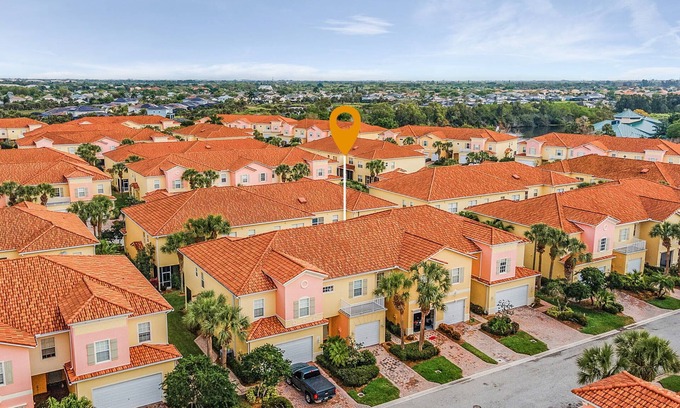 Biggar House | Ideal Townhome Near Beaches with Pool and Spa Amenities