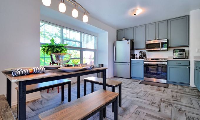 Franconia House | Pet-Friendly Townhome in Kingstowne, Near Springfield Mall