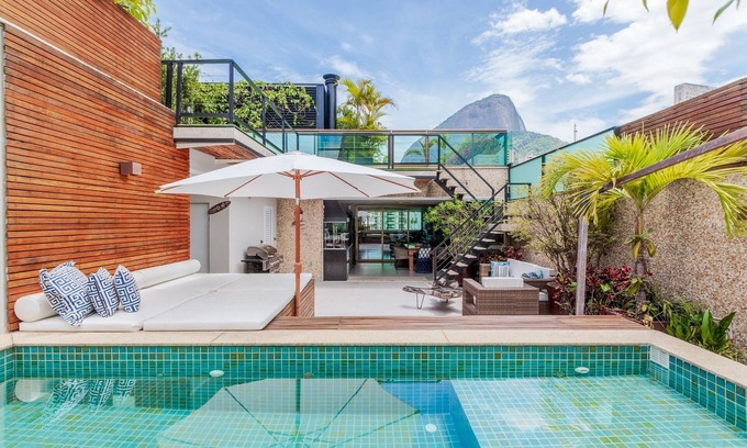 Leblon Apartment | Elegant Triplex in Leblon with Pool and Family Amenities