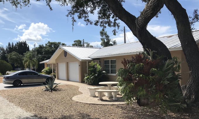 Laurel Villa | Beautiful Two Bedroom, 1.5 Bath Villa Minutes From Nokomis Beach