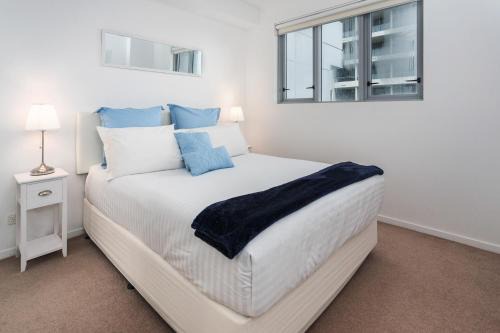 South Brisbane Apartment | Modern Unit with Pool & Gym, Steps from Museums