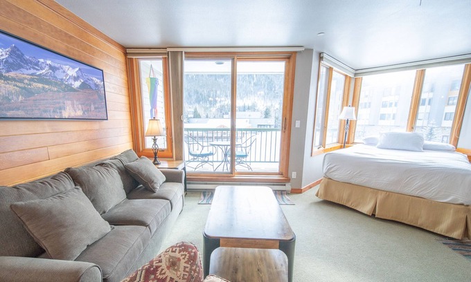Lakeside Village Condo | Inviting Studio with Kitchen Overlooking Keystone Lake