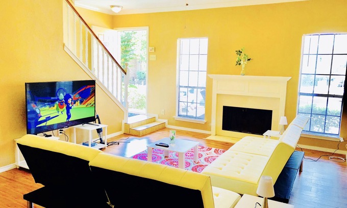 Far North Dallas House | Updated 2bd/2.5ba Gated Townhome with Pool & Lakeside Access!