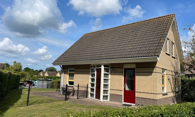Medemblik House | Charming 3-Bedroom Vacation Home with Private Jetty