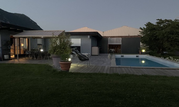 Bonneville House | Idyllic Villa Retreat by Lake and Mountains for 6 Guests